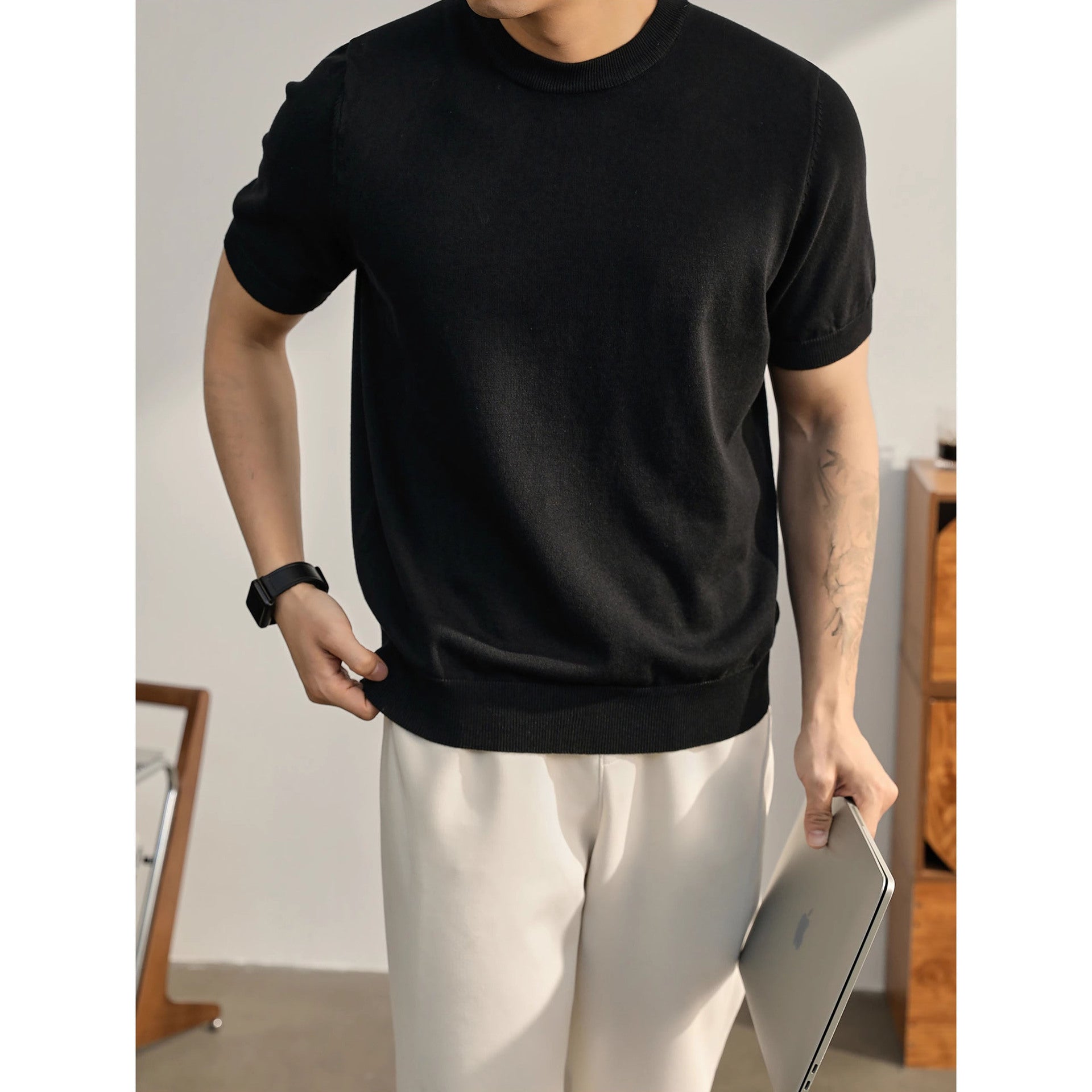 Short-sleeved knitted sweater