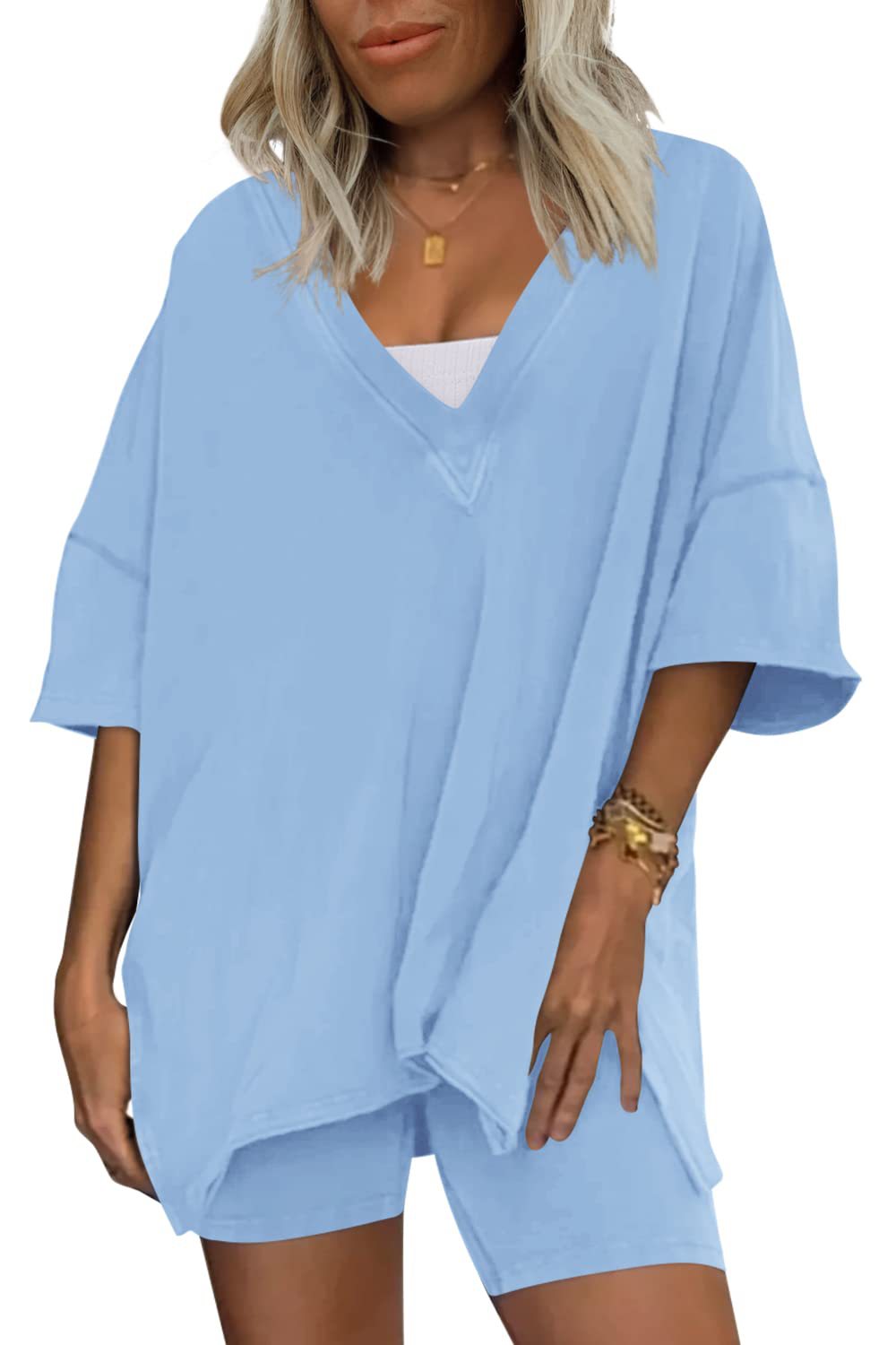 High-waisted, slimming short-sleeved shirts and shorts