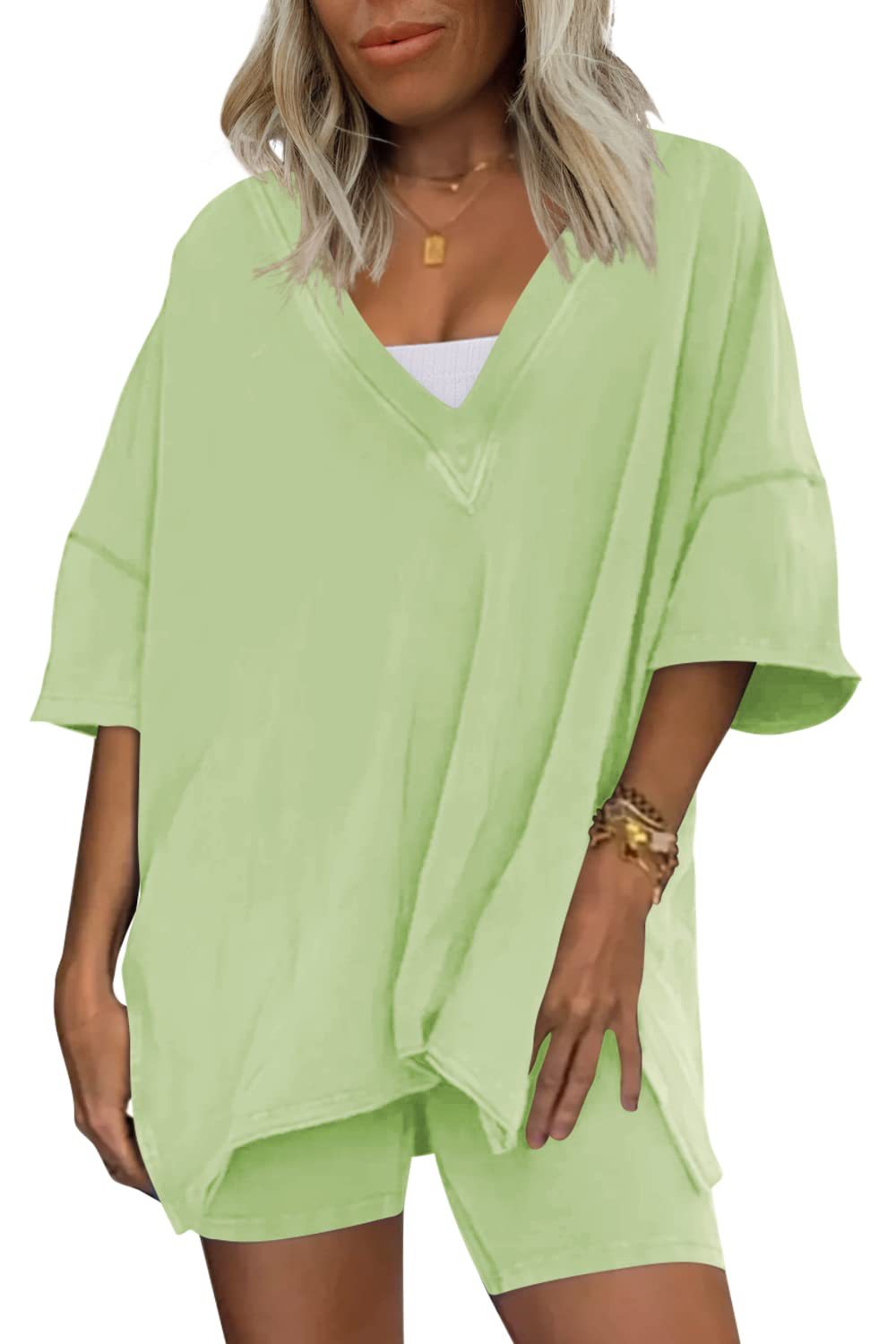 High-waisted, slimming short-sleeved shirts and shorts
