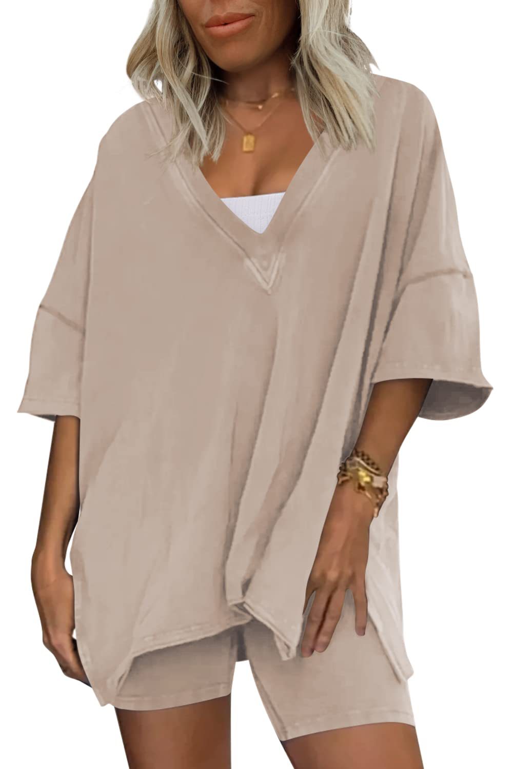 High-waisted, slimming short-sleeved shirts and shorts